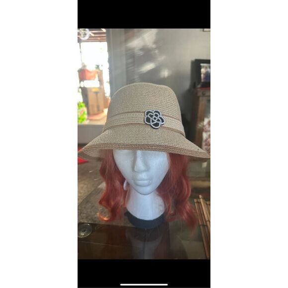 Beautiful stub bowler hat with patterned flower adjustable strap. Blk - Picture 11 of 16